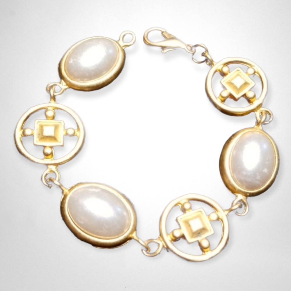 Vintage Mid Century Faux Pearl Brushed Goldtone Metal Lobster Clasp Bracelet - Picture 4 of 12